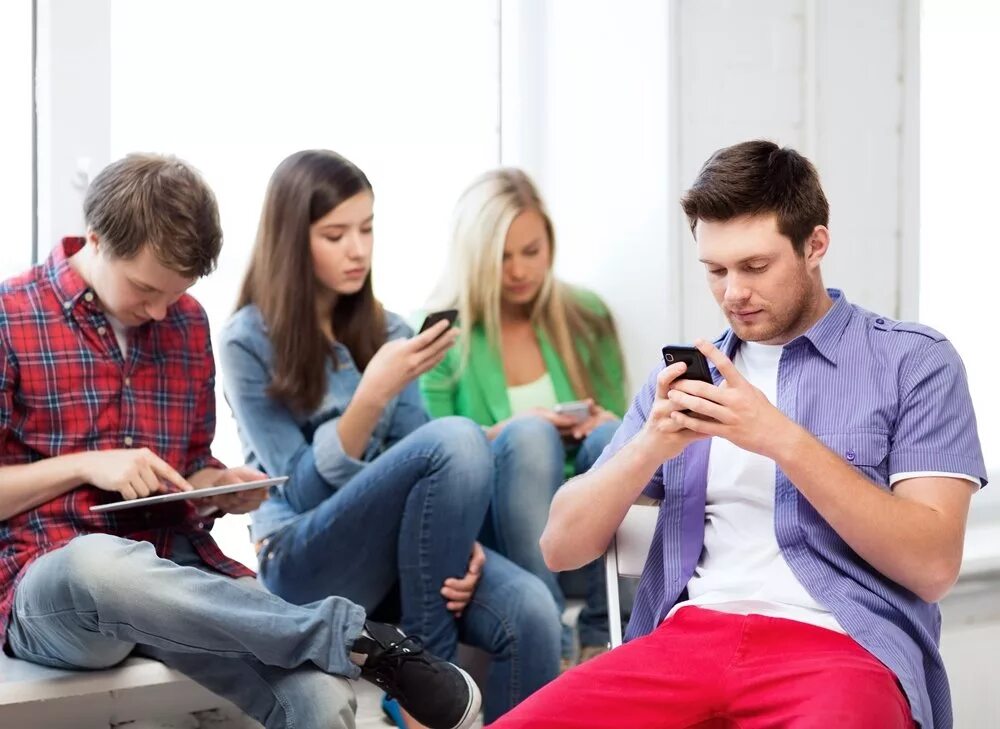 Малая социальная сеть. Человек со смартфоном. Подросток с телефоном. Молодежь со смартфонами. Современный человек.