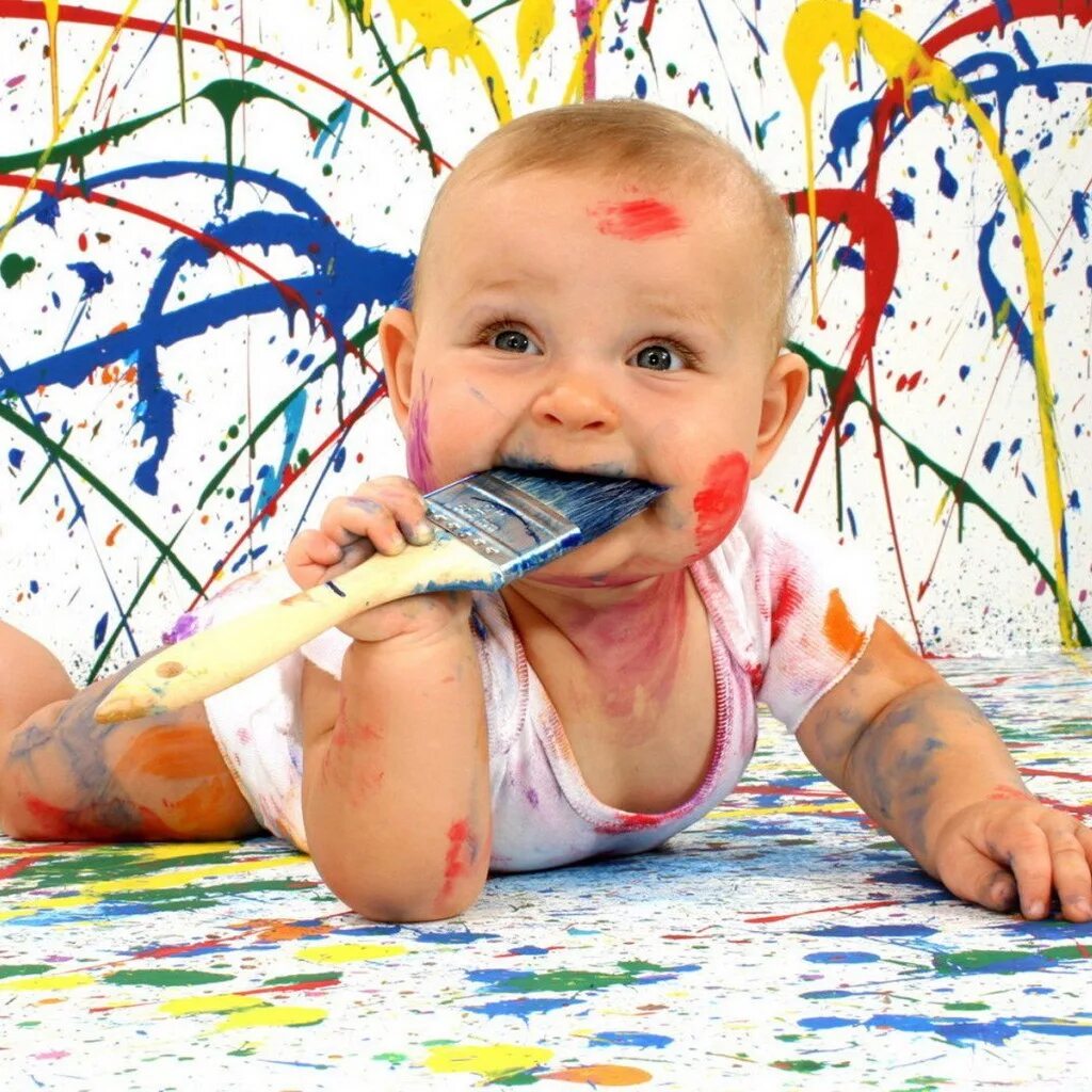 Ребенок изрисовал. Малыш в краске. Рисуем с детьми. Рисунки для детей. Краски для детей.