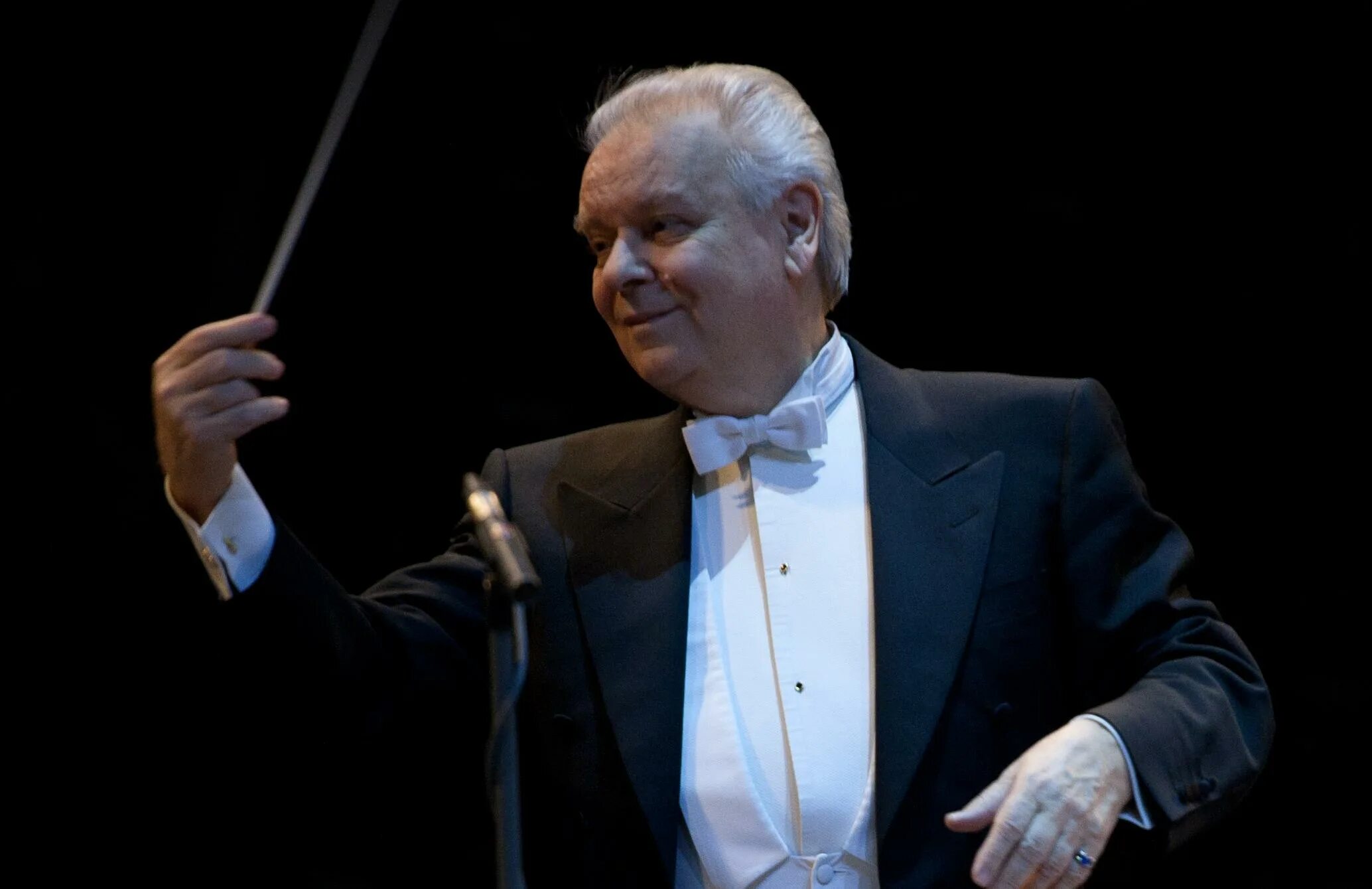 Дирижер филармонии. Юрий темирканов дирижер. Киров филармония дирижер. Дмитрий лисс дирижер. Дютуа дирижер.