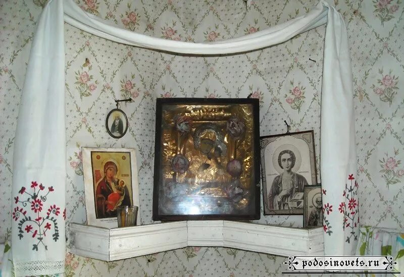 Почему иконы в углу. Передний угол в доме окружающий мир. Почему иконы в углу. Красный угол в доме. Иконы дома.