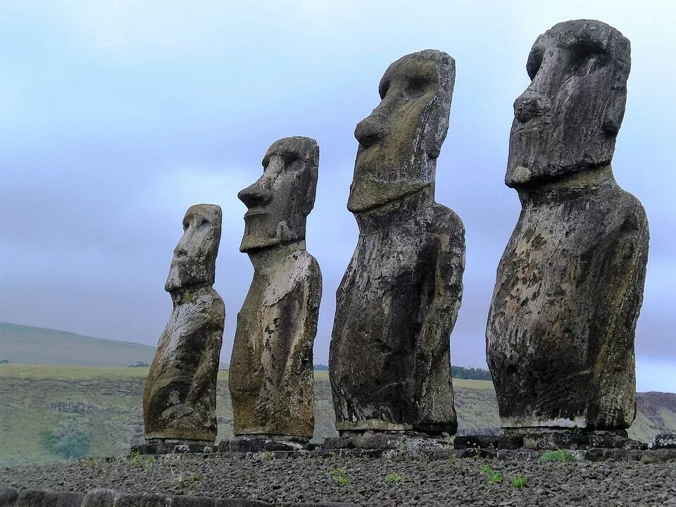 Где находятся идолы. Остров Пасхи статуи Моаи. Каменные истуканы острова Пасхи. Каменные истуканы Моаи на острове Пасхи. Ahu Akivi остров Пасхи.