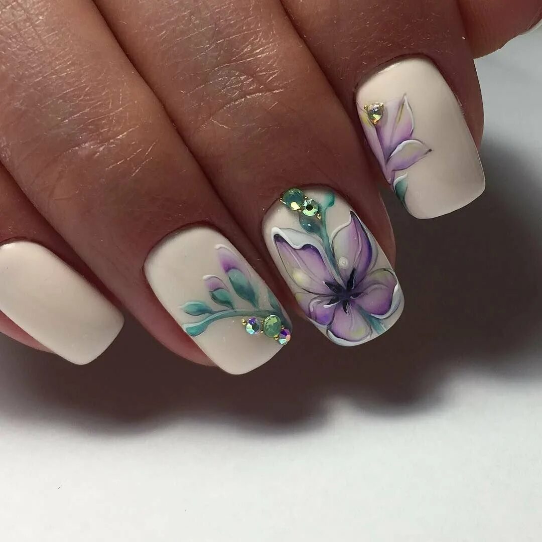Дизайн ногтей с цветочками. Маникюр с цветами. Весенние ногти. Ногти с цветочками. Ногти весенние с цветочками.