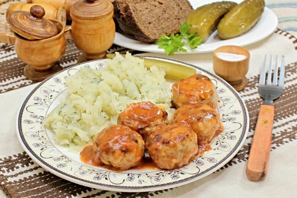 Mirza ghassemi iranian food. кушанье 4 букв. кушанье под соусом. Gheymeh. бифштекс с гарниром.