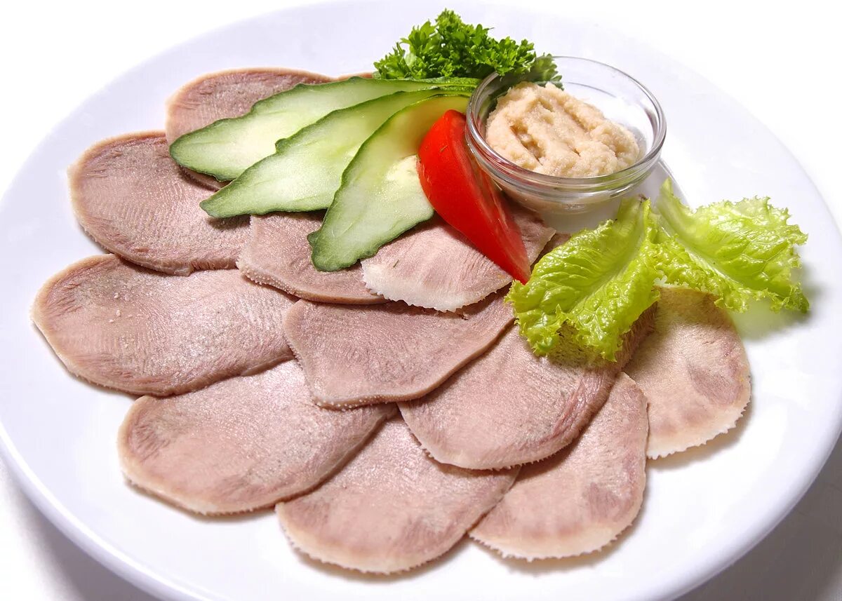 Как вкусно приготовить отварной язык. Язык говяжий отварной. язык говяжий нарезка. вареный говяжий язык. язык говяжий с хреном.