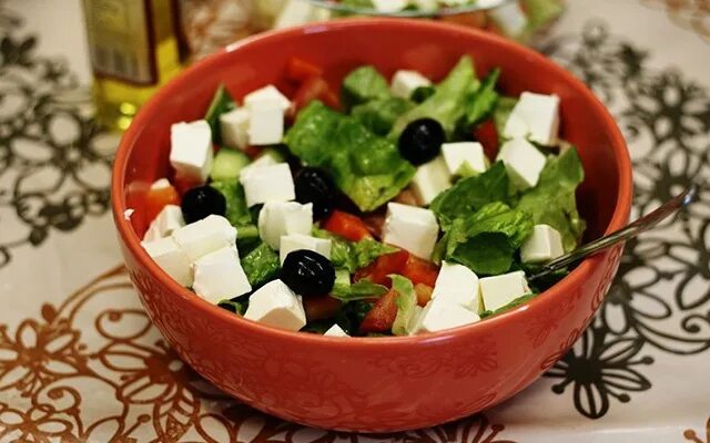 Салат огурцы плавленный сырок. Салат с оливками название. Салат с маслинами и сыром. Салат с маслинами название. Салат с оливками и сыром название.
