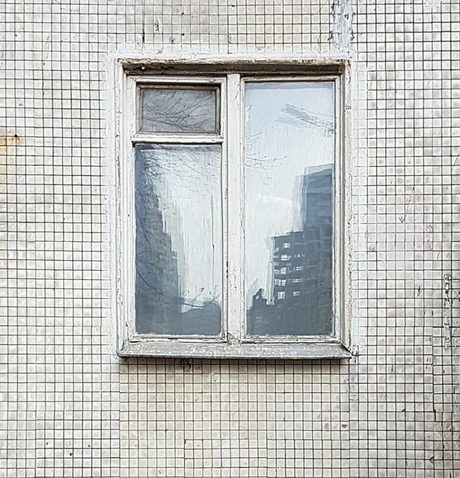 В оконной раме голубеет квадратик чистого неба. Окно панельного дома. Окна хрущевок. Советские деревянные окна. Окно хрущевка.