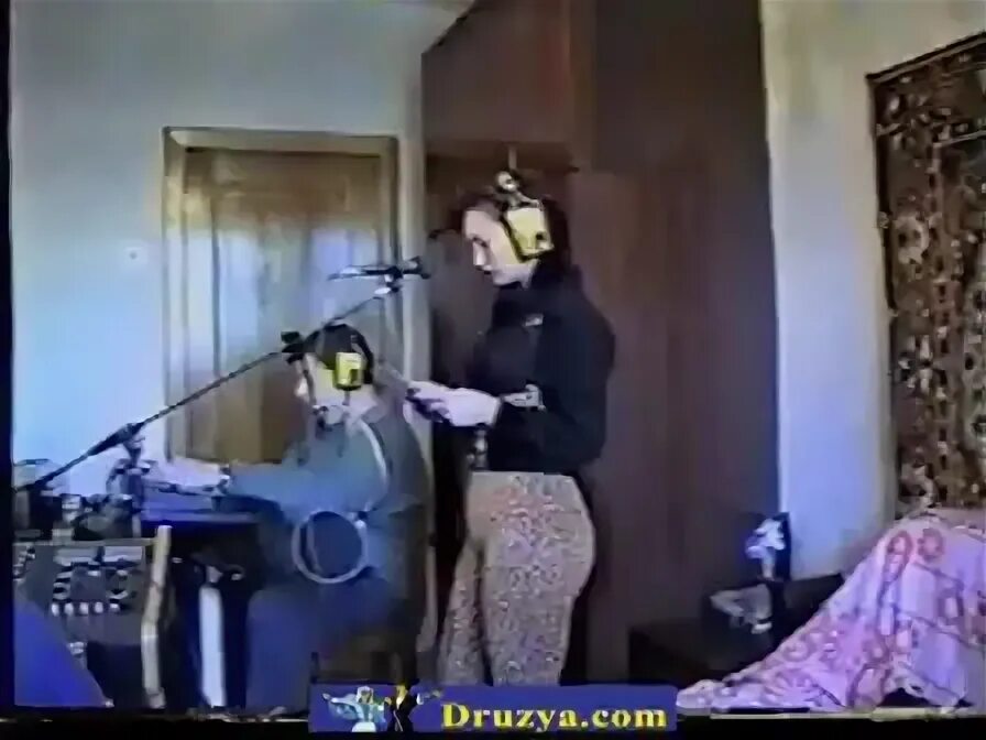 Частушки с матом под гармонь. Девушка поет с матом. Клава кока фото. Девушка поет с матом. Девушка поет в микрофон.