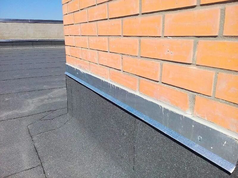 Лента для примыканий вакафлекс braas коричневый. Гидроизоляция планка примыкания технониколь. Рулонные примыкания. Рулонные примыкания. Узел примыкания рулонной кровли к стене.