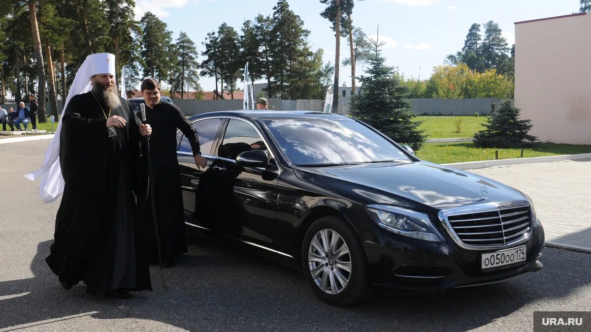 патриарх кирилл на майбахе. максим каменев священник. священники на дорогих авто. богатство священников. богатые священники.