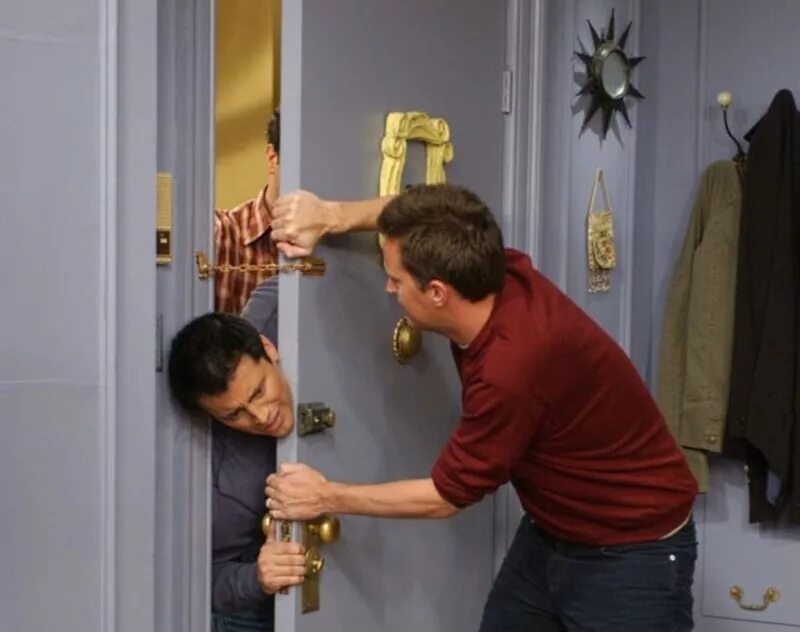 Как не стать жертвой преступления картинки. Не заходи с незнакомцами в лифт. Не заходит в лифт с незнакомцами. Почему в дом заходят. Опасность в лифте.