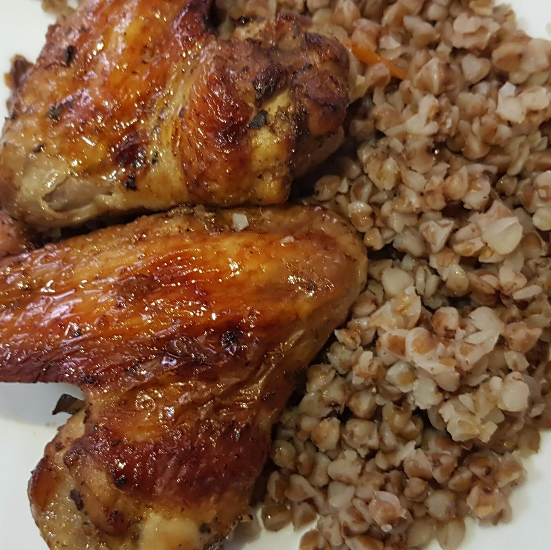 гречка с куриными крыльями. крылышки с гречкой в сковороде. крылышки с гречкой. крылышки с гречкой. крылышки с гречкой.