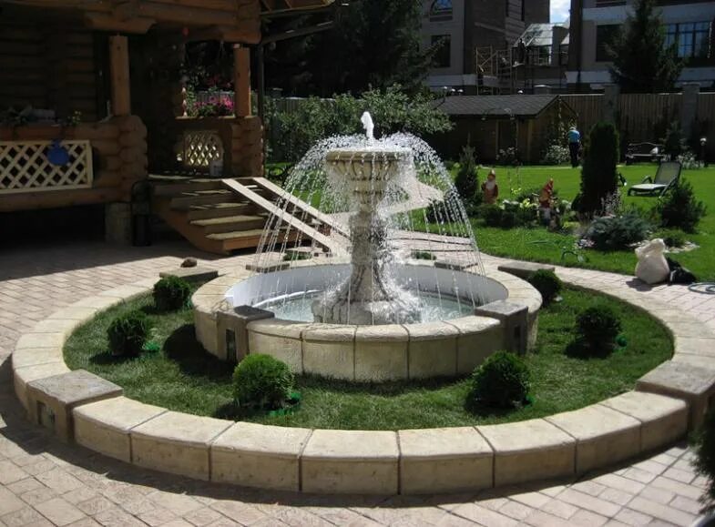 Фонтаны в частных домах. Фонтан во дворе. Фонтан в майами. Стачек 67 двор с фонтаном. Фонтан римского дворика в москве.