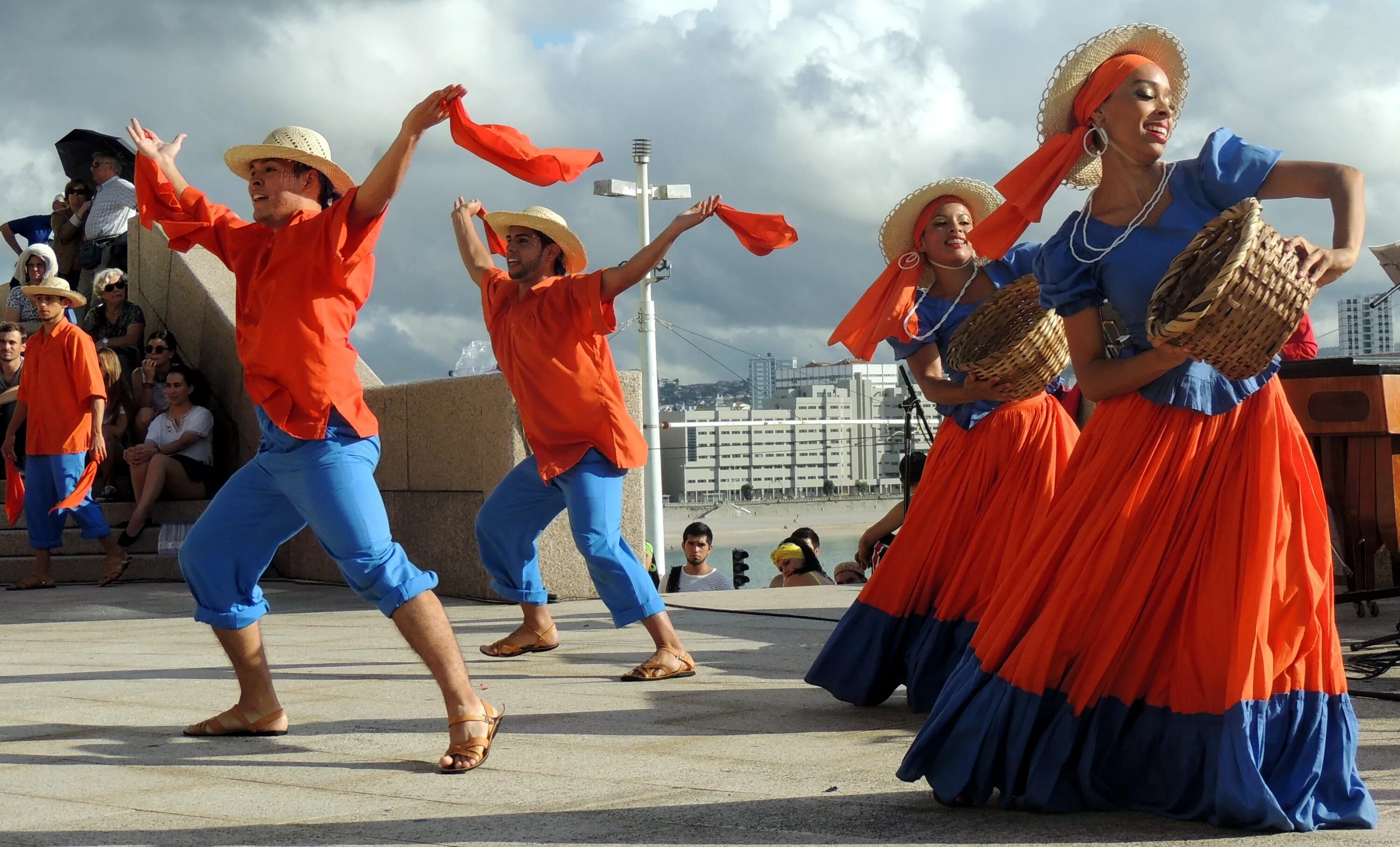 Танцевали где находится. Народ танцует. Танцующие люди. Национальные танцы. Кубинский народный танец.