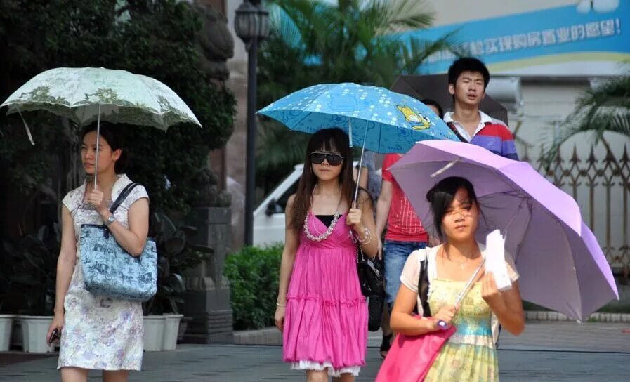 Ветер в китае. Китайцы с зонтами летом. Китаец с зонтом. Зонт от солнца китаянки. Летние китайские зонтики.