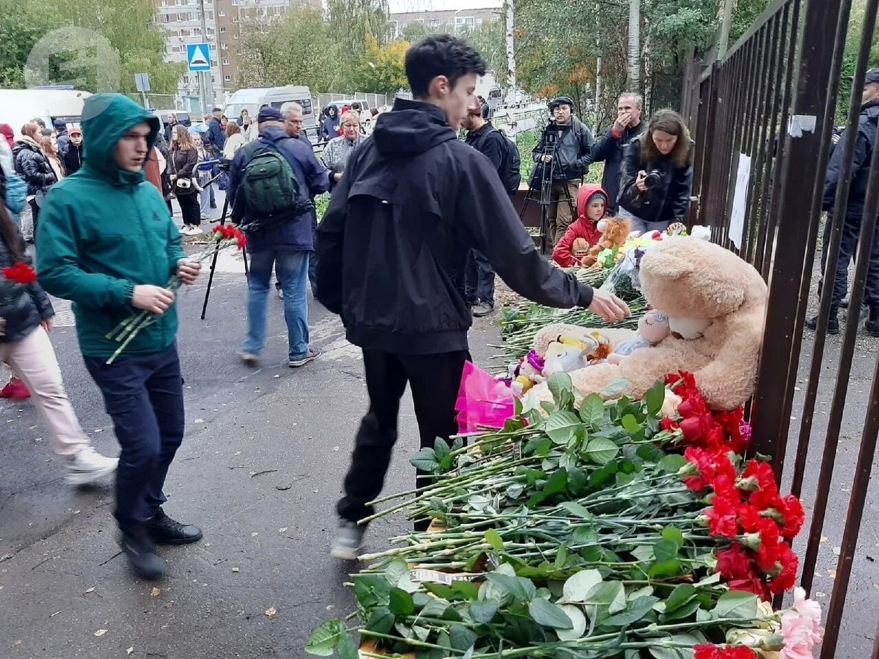 Какая трагедия произошла сегодня в москве. Терроризм в Ижевске. Цветы после трагедии в Днепре.