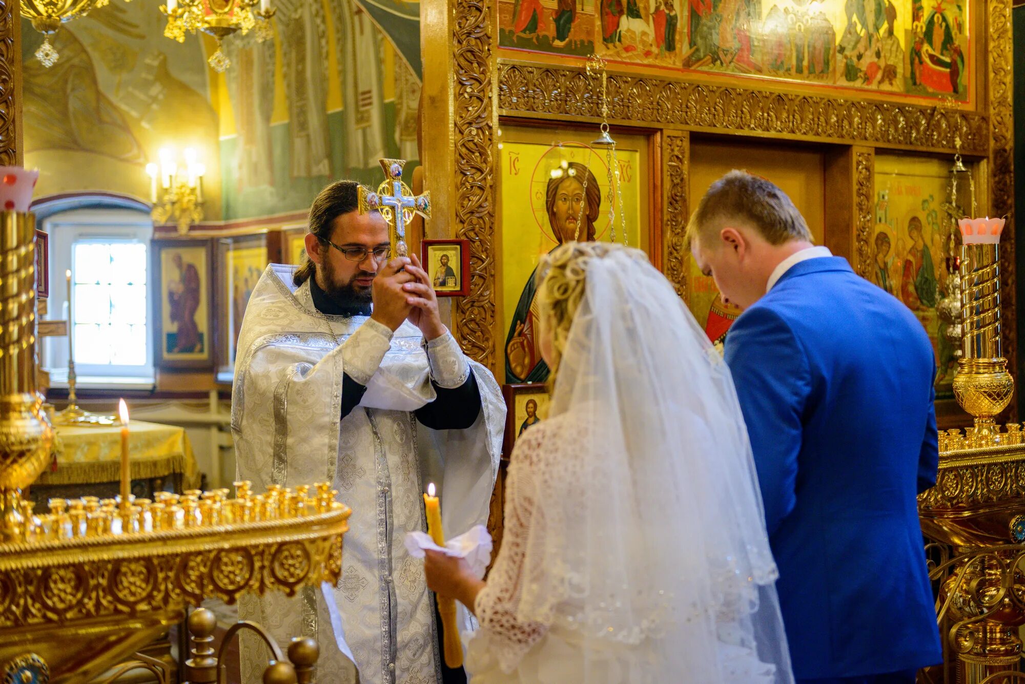1 год венчания. Венчание Безрукова. Венчание в православии. Венчание фото. Венчание со спины.