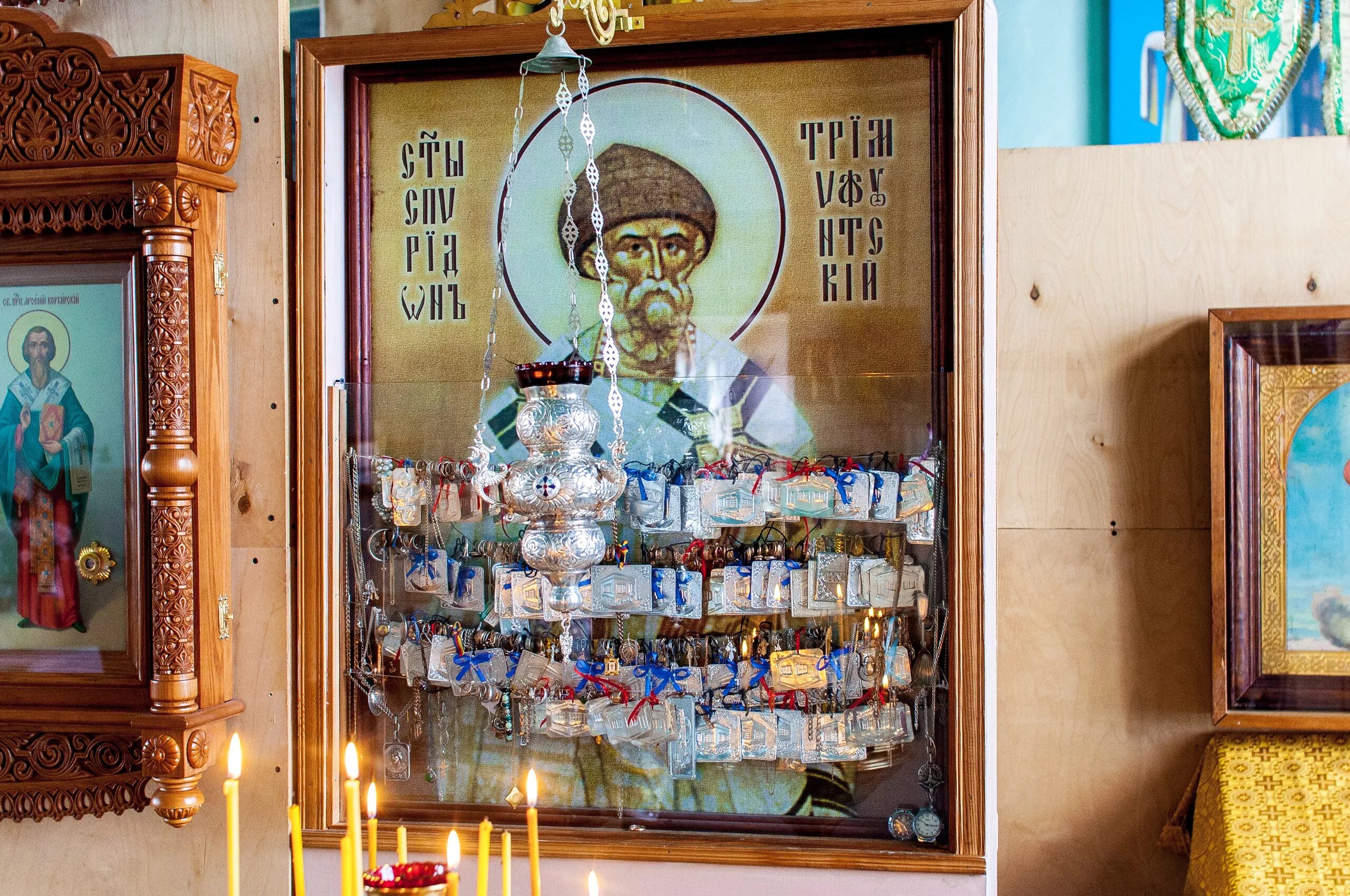 чудотворная икона св спиридона тримифунтского. спиридон тримифунтский (саламинский). иконостас саввино-сторожевского монастыря. икона спиридона тримифунтского в даниловском монастыре. икона спиридона в монастыре.