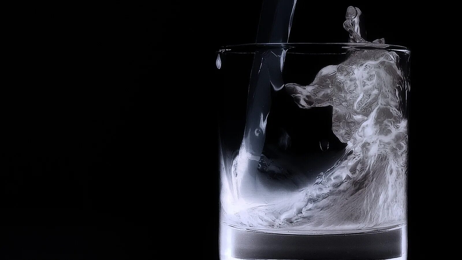 Огонь и вода в стакане. Черная вода в стакане. Жидкое пламя. Стопка с огнем. Огонь и вода в стакане.