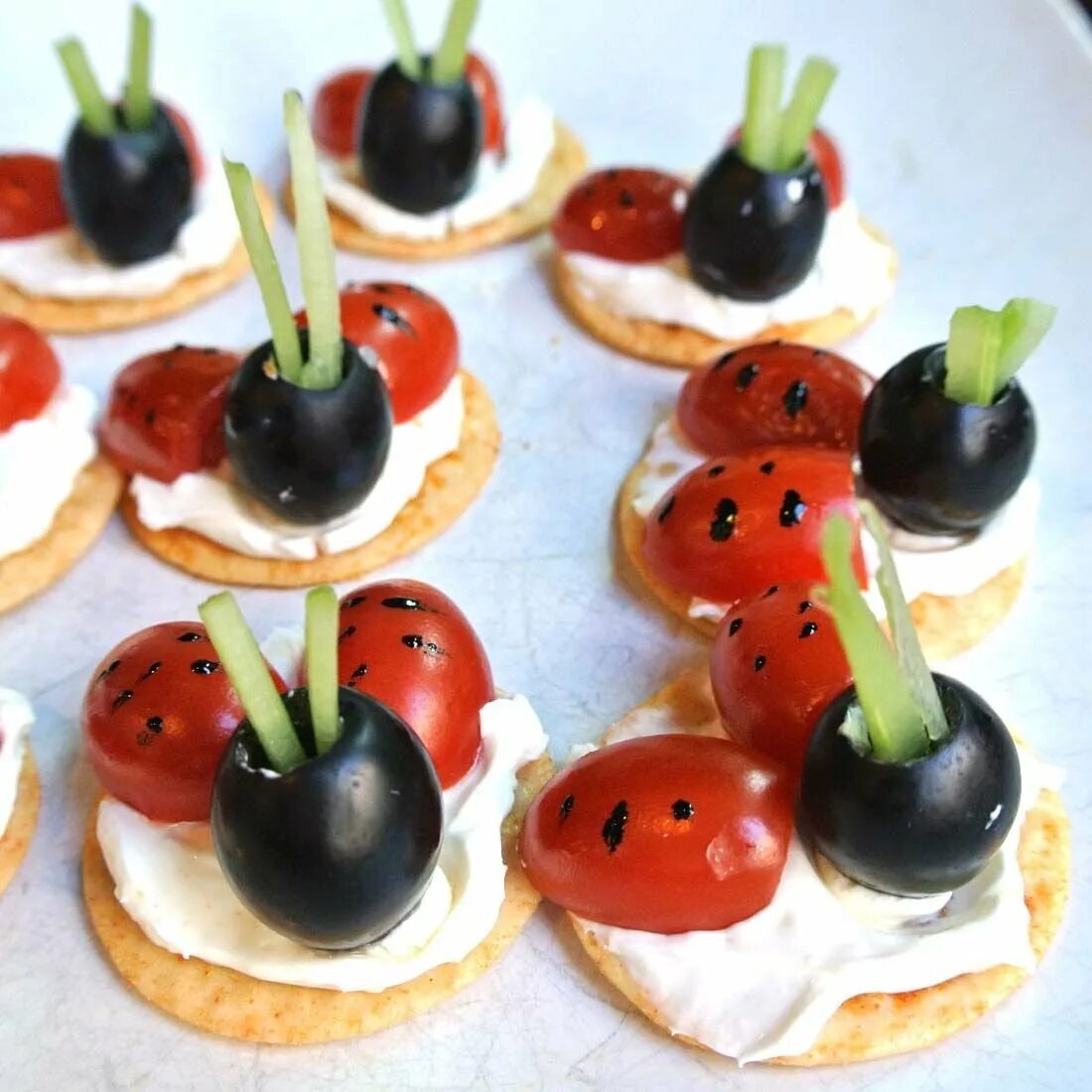 канапе детям фото. канапе детское на праздничный стол. канапе детям фото. канапе для детей на день рождения. канапе кораблик для детей.