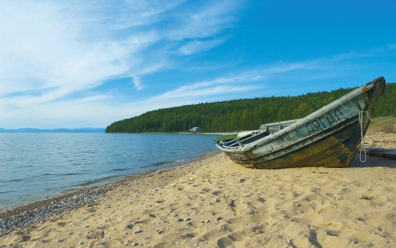 Глупый берег. Река Обь песчаный берег. Лодка. Берег озера. Песчаный берег озера.