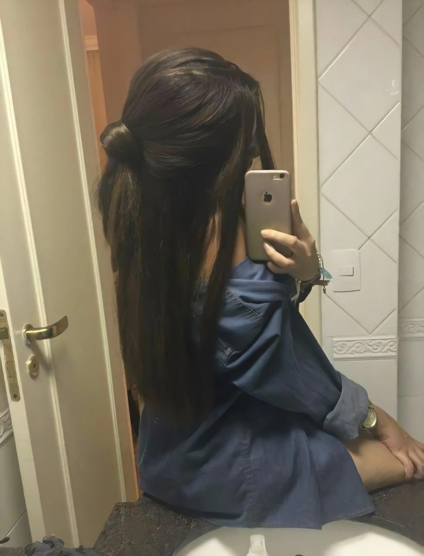 Девушки брюнетки в зеркале