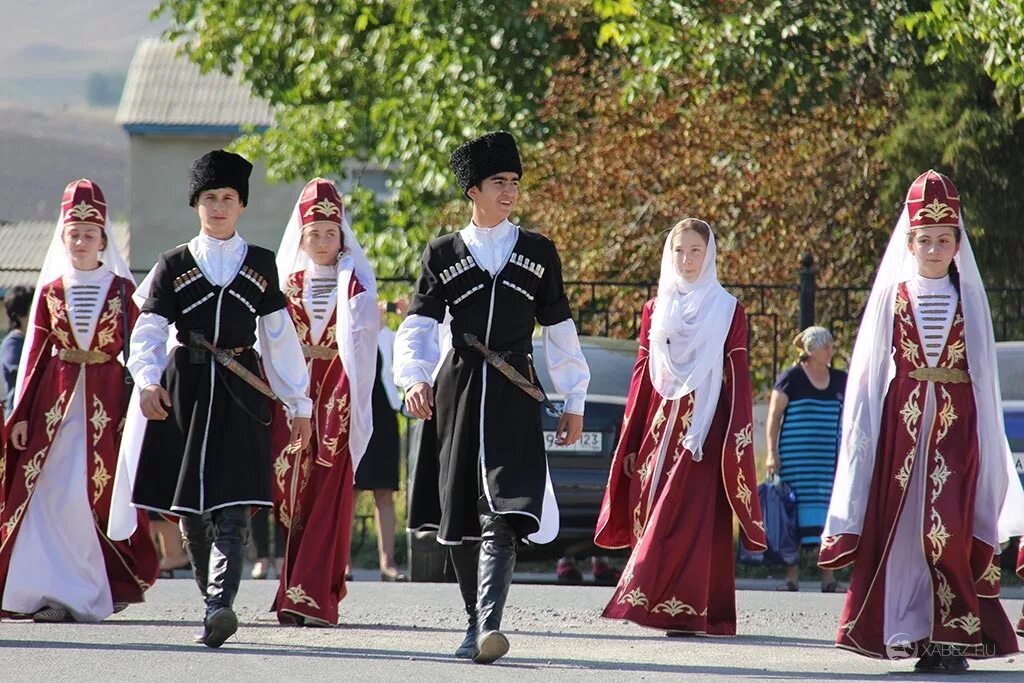 Черкесске имена. Кабардино-Балкария кабардинцы. Национальный костюм Черкесов и карачаевцев. Кабардинцы народ Северного Кавказа. Абазины национальный костюм.