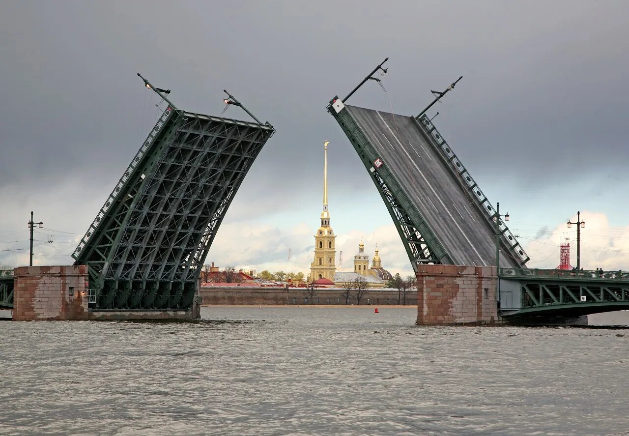 Дворцовый мост санкт петербург кратко. Дворцовый мост в Санкт-Петербурге. Разводной мост в Санкт-Петербурге Дворцовый мост. Дворцовский разводной мост.