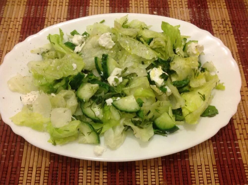 салат греческий с брынзой и оливками. брынза для греческого салата. брынза подача на стол. салат с брынзой. огурцы с брынзой.