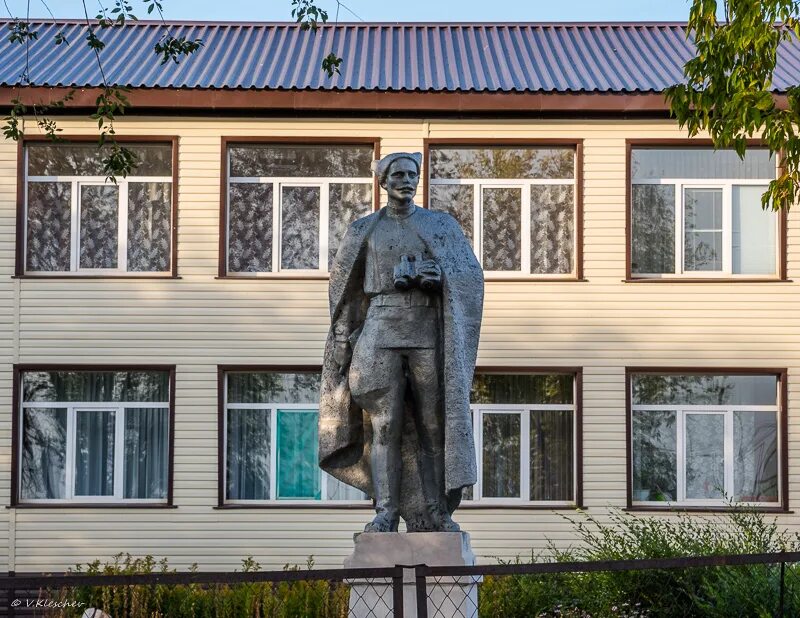 Чапаев самарская область. Чапаев памятник в Чапаевске. Чапаев памятник в Чебоксарах. Чапаевск памятник имени Чапаева.