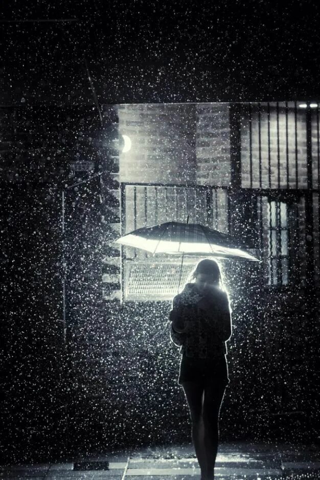 0 rain. Девушка под дождем. Дождь одиночество. Дождь ночь одиночество. Одиночество под дождем.