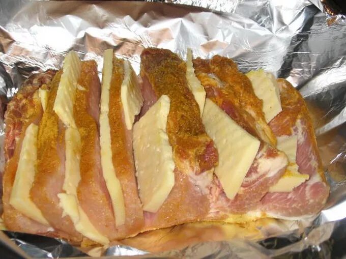 свинина запеченная в фольге с сыром. свинина гармошка. свинина гармошка запеченная в духовке с помидорами и сыром. корейка гармошка. мясо гармошкой в духовке из свинины.