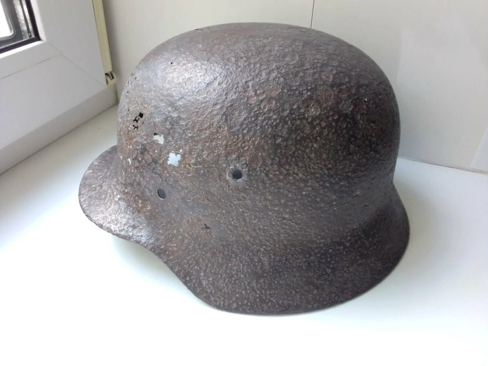 Немецкий шлем вов. Ржавая немецкая каска. Stahlhelm m1916. Каска немецкая 2-й мировой. Каска немецкая копаная.