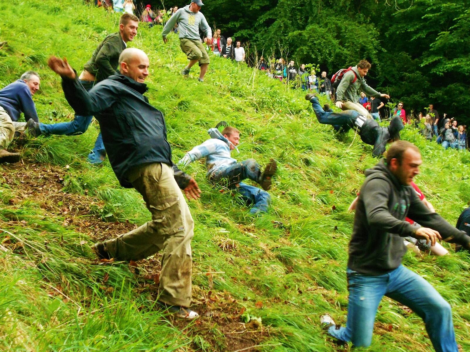 The Hill Run в Шотландии. Куперсхилдская сырная гонка. Сырная гонка в Англии. Бег за сыром.