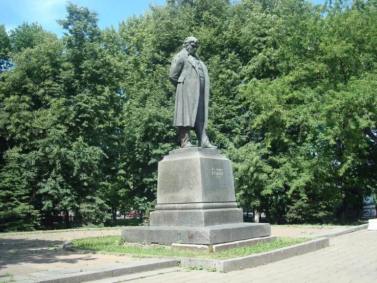 Памятник Крылова в Твери. Памятник Крылову в Твери. Памятник Крылову в Твери с лампасами. Назовите автора памятника