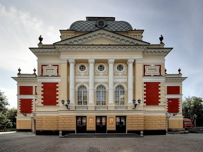 Фасад иркутск. Иркутский драмтеатр. Музей Иркутского драматического театра в Иркутске. Иркутский Академический драматический театр архитектура. Иркутск драмтеатр фасад.