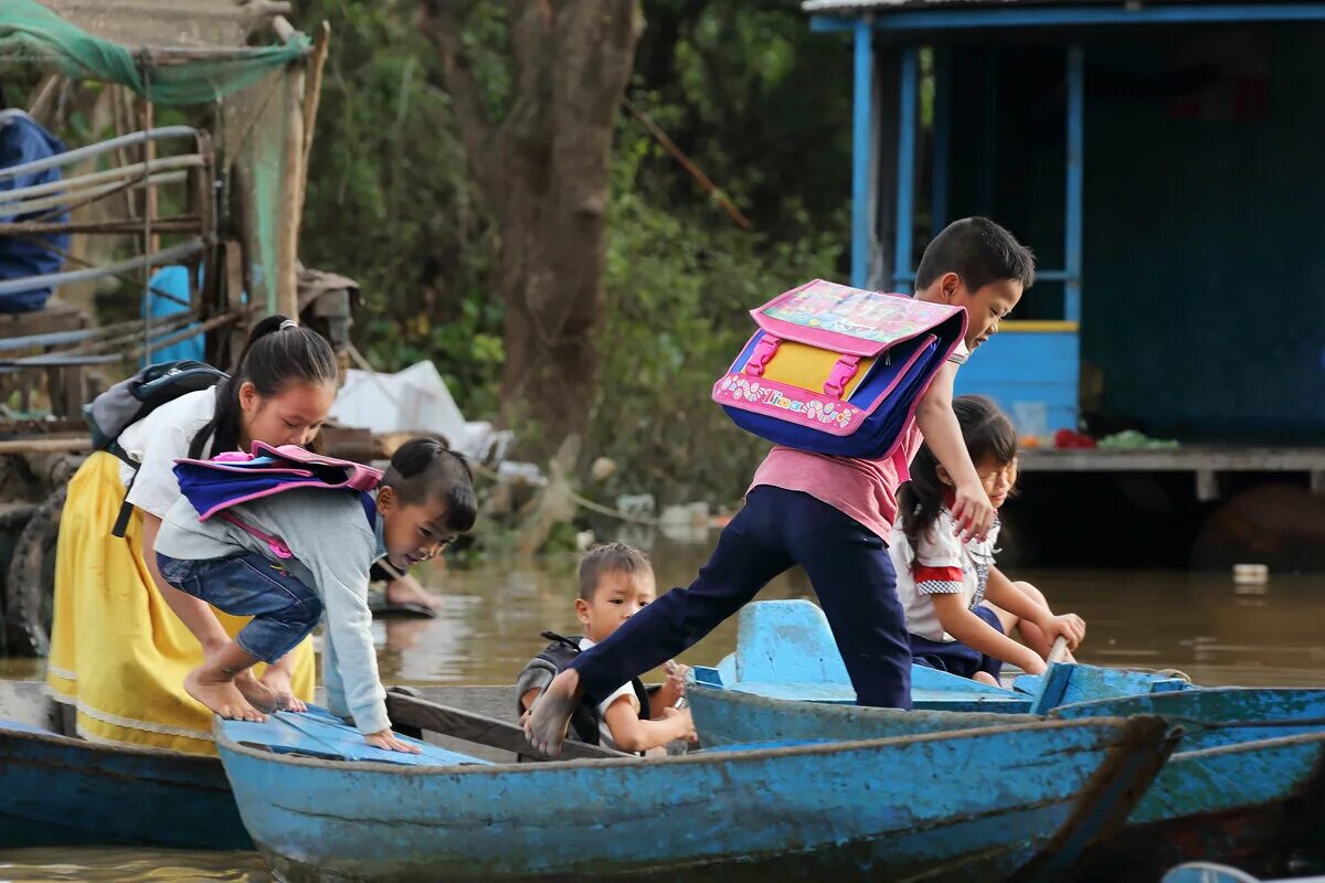 Школа на воде бангладеш. Boat school. Лодочная школа в бангладеш. Плавучая школа школа компонг луонг. Boat school.