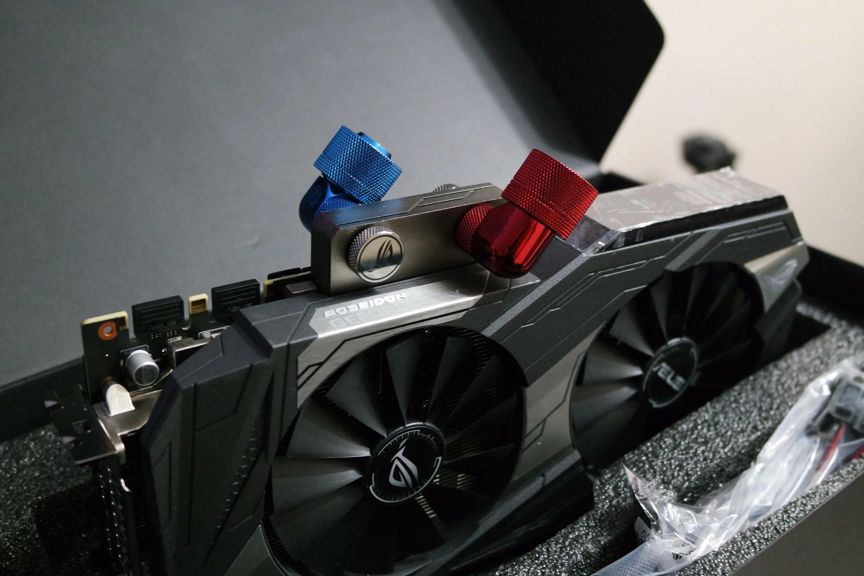 1080 ti вентилятор. Asus rog poseidon gtx 1080 ti водяное охлаждение. видеокарта посейдон. 2080ti гибридное охлаждение. 1080ti водянка.