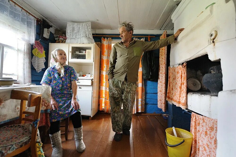 Бедные люди живущие в домах. Деревенские люди. Деревенские люди. Дом бедного человека. Деревни россии.