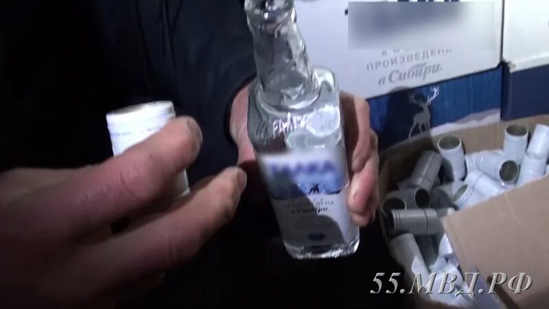 Заменитель суррогат. Отравление суррогатами. Заменитель суррогат. Суррогаты 2009 обложка. Обложка для двд surrogates.