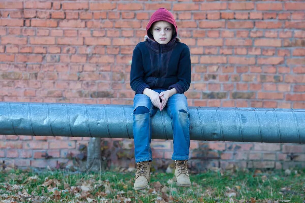 Сидит на трубе. Девушка на крыше. Что такое трубы у девчонок. Сидит девчонка на трубе. Трубы на которых сидят.