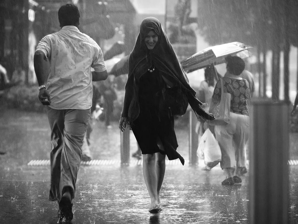 дождливый день. это одиночество. дождь прошел мимо. дождь прошел мимо. девушка с зонтом под дождем.