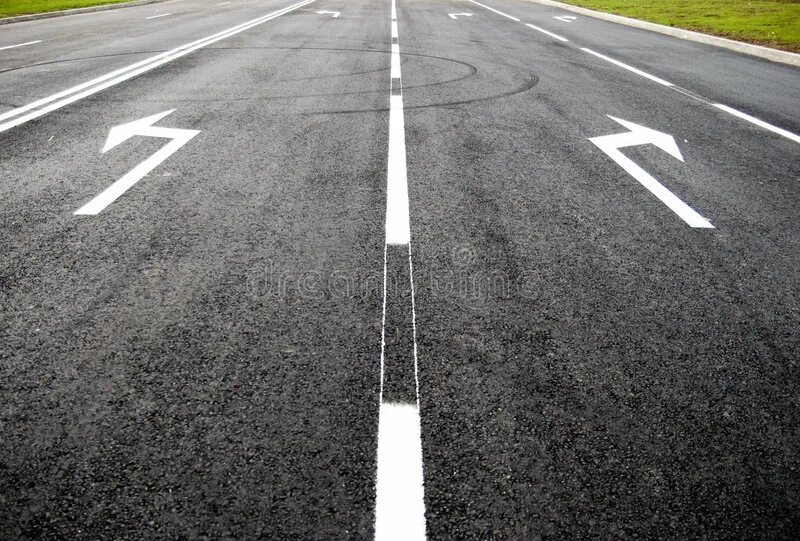 Полосы на дороге. Широкая дорога. Разметка дороги. Направление пути асфальт. Направляющие стрелки для дорог.
