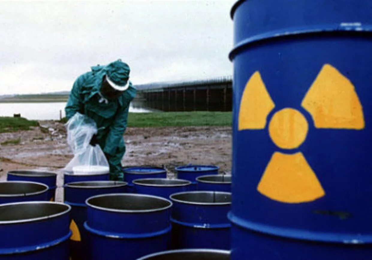 Отходов токсичные. Захоронение радиоактивных отходов АЭС. ЖРО радиоактивные отходы. Захоронение ядерных отходов в США И РФ. Бочка с радиоактивными отходами.