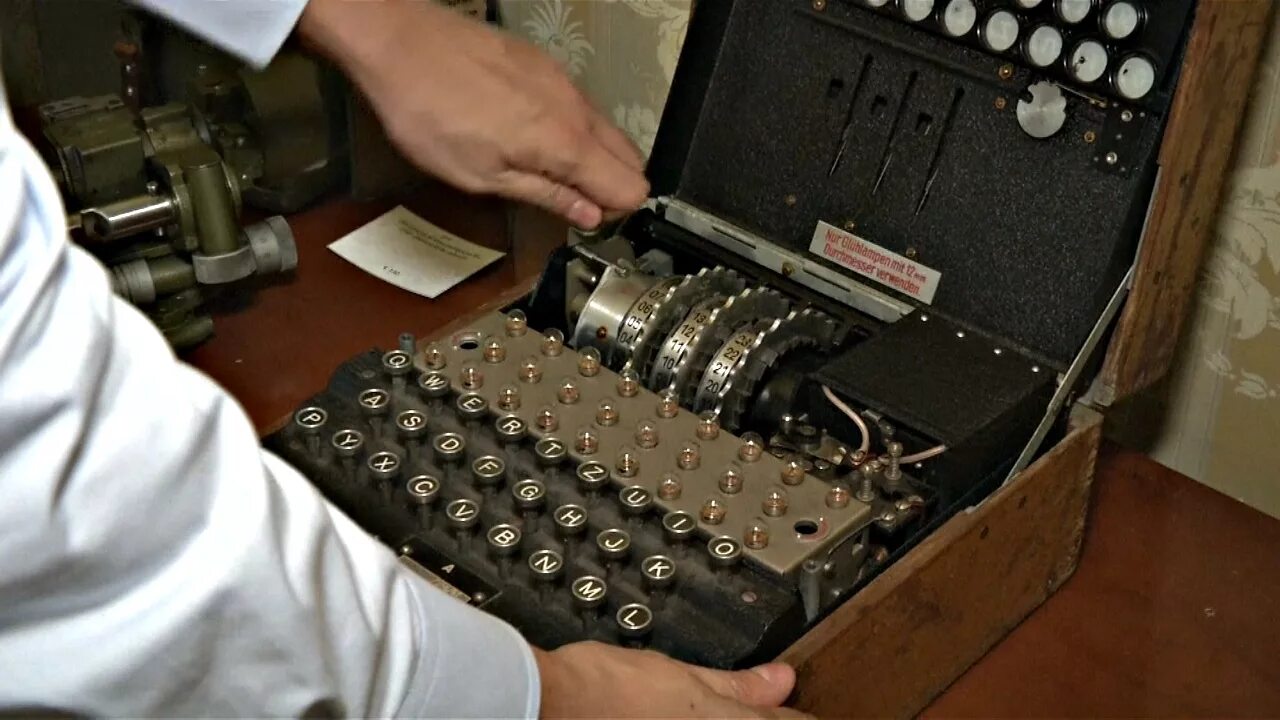 Энигма сообщение. Немецкая машина энигма. enigma немецкая шифровальная машина. переносная шифровальная машина «энигма».. шифровальная машина м-101 изумруд.