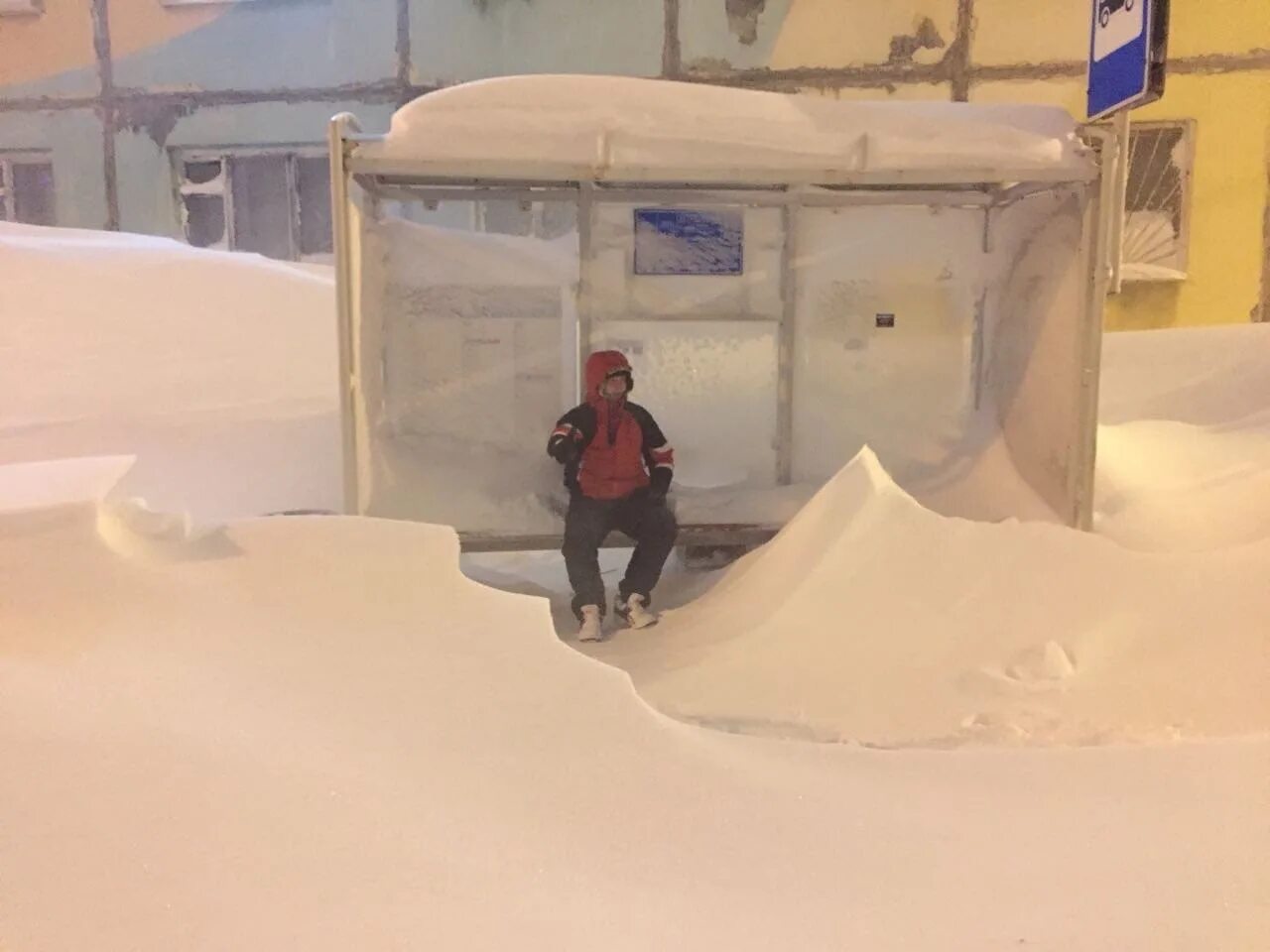 Снежком закрыт. Огромные сугробы. Много снега на севере. Много снега в Норильске. Сугробы в городе.