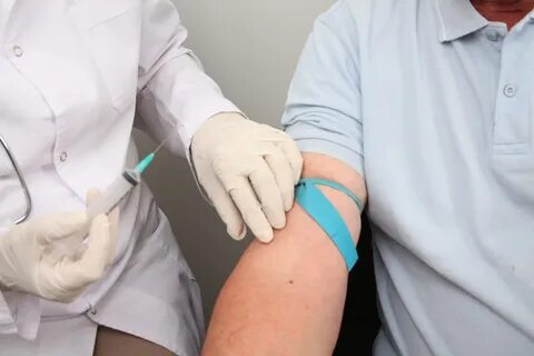 Врач пациент укол