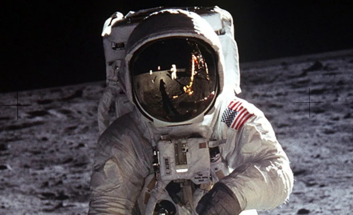 First land on the moon. Neil Armstrong. Neil Armstrong pose. Hoax видимые проявления.