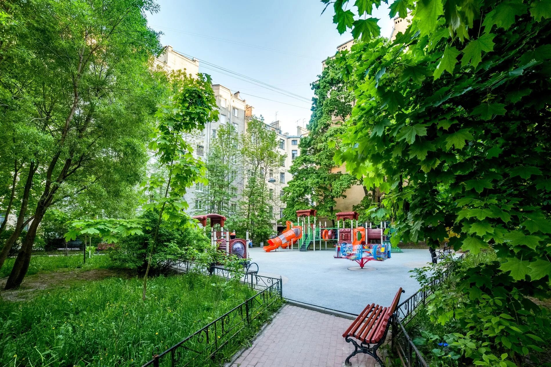 Фото двора. Зеленые дворы Санкт-Петербурга. Зелёные дворы Москвы. Городской двор. Красивый городской двор.