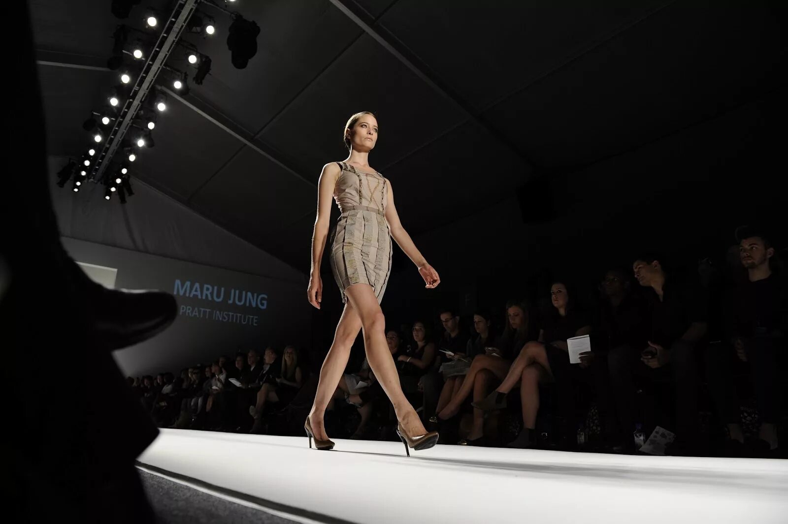 Model walk. Показ мод на крыше. Фотомодели на подиуме. Models walk the runway. Мода париж catwalk.