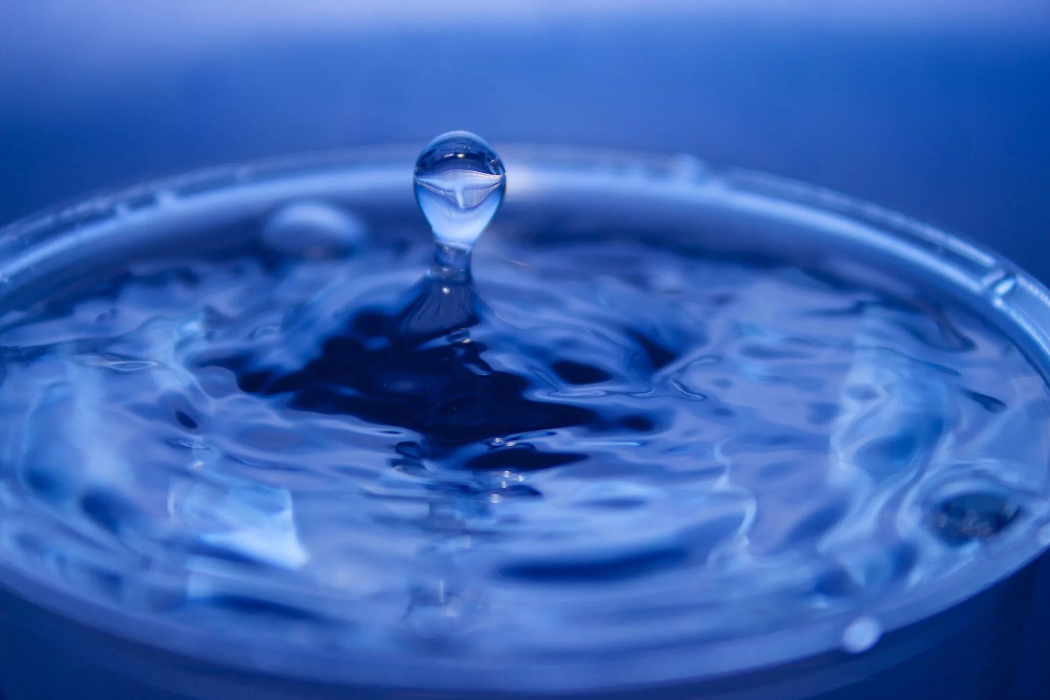 как выглядит холодная вода. холодная вода. протекающий кран. вода из крана. вода со льдом.